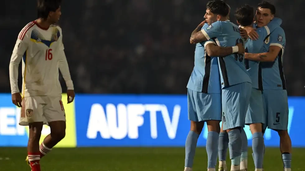 أوروجواي تضع قدمًا في المونديال بانتصار غائب أمام فنزويلا