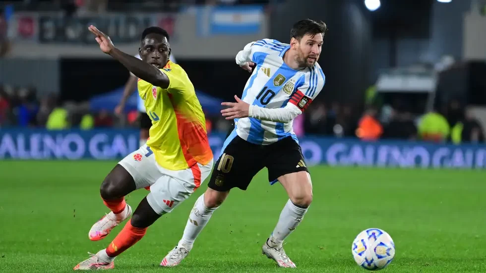 بعشرة لاعبين.. الأرجنتين تنتزع تعادلًا متأخرًا أمام كولومبيا