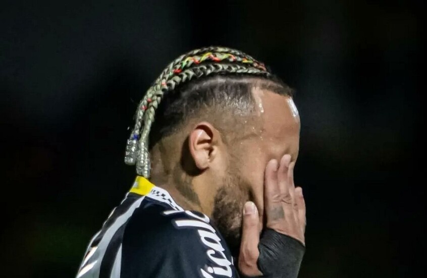 رغم تلقيه ضربة في الوجه.. تصرف نيمار مع مشجع اقتحم الملعب