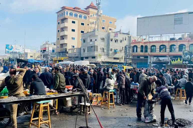 تقرير: عيون تشخص نحو طاولة المفاوضات وأخرى على المستغلين واللصوص في غزة 