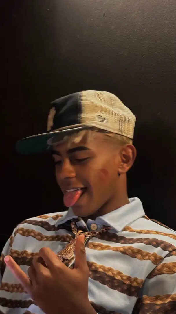 "بصمة قبلة".. نجم برشلونة يثير الجدل مجددا