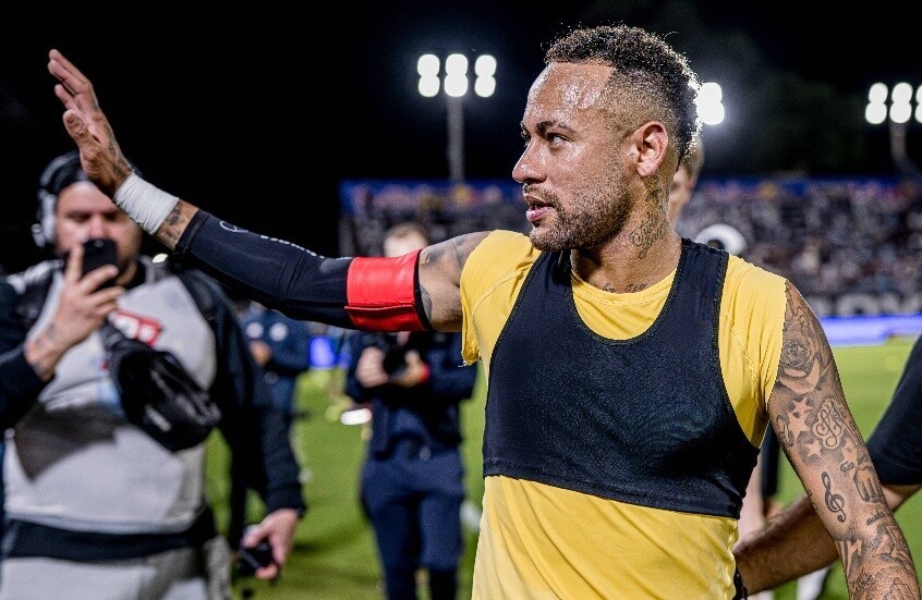 نيمار يتلقى هدية غير متوقعة من ناديه السابق باريس سان جيرمان