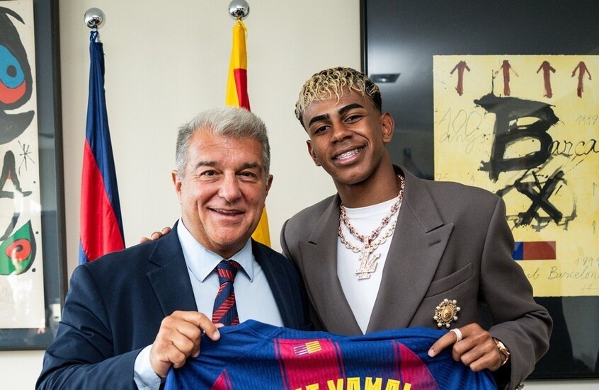 شكرا للجدة.. لامين جمال يعلق على تجديد عقده وأحلامه