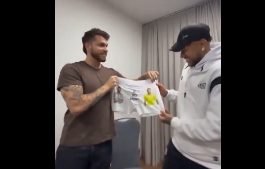 سروال داخلي وظهور لميسي.. مشجع يفاجئ نيمار بهدية غريبة