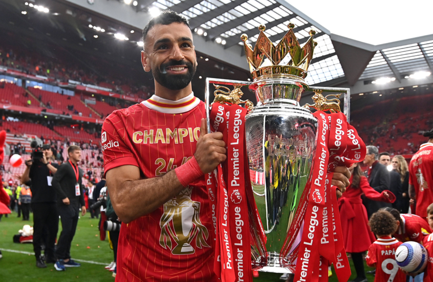 "تلقى عرضا يصعب رفضه".. صلاح قد يغادر ليفربول رغم تجديد عقده لموسمين