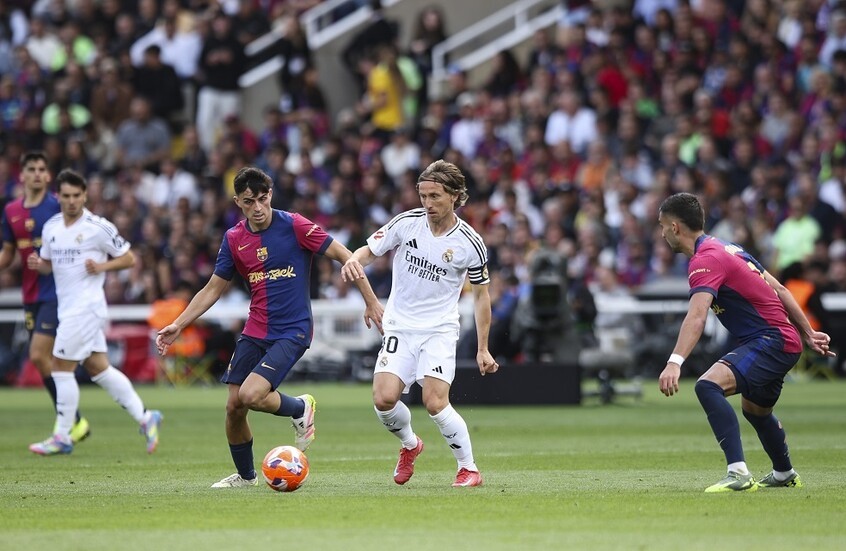 فضيحة على الهواء.. قناة برشلونة تسخر من أحد أساطير ريال مدريد (فيديو)