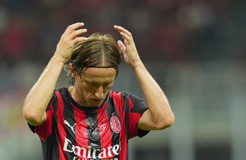 سقوط مفاجئ لميلان أمام كريمونيزي في مستهل مشواره بالدوري الإيطالي