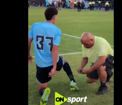 لقطة الجولة الرابعة للدوري المصري.. لاعب يحاول إصلاح حذائه بعد تمزقه