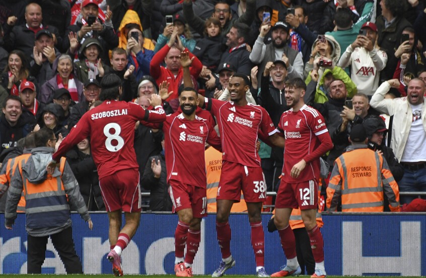 ليفربول يعبر إيفرتون ويتصدر الدوري الإنجليزي بالعلامة الكاملة