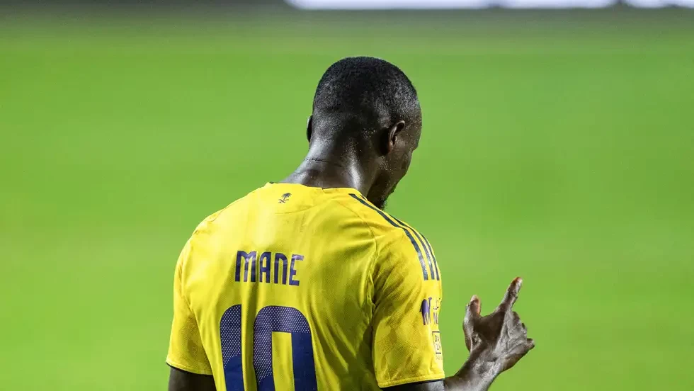 جيسوس يمنع عودة ماني لأوروبا