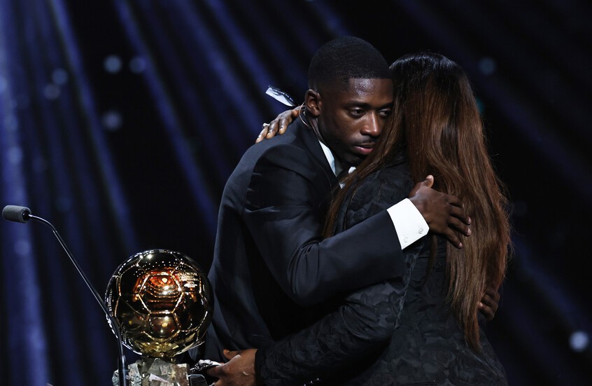 الموريتانية – السنغالية والدة ديمبيلي.. سر وراء دموع الفائز بالكرة الذهبية