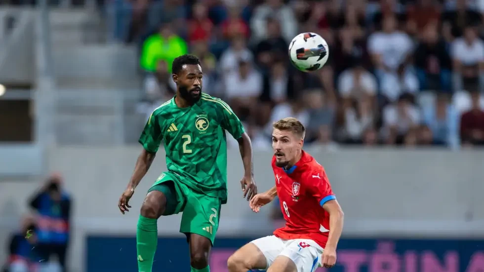 الحمدان ينقذ الأخضر السعودي بتعادل قاتل أمام التشيك