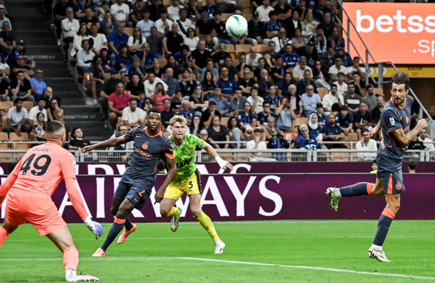 إنتر ميلان يستعيد توازنه في الدوري الإيطالي بالفوز على ساسولو