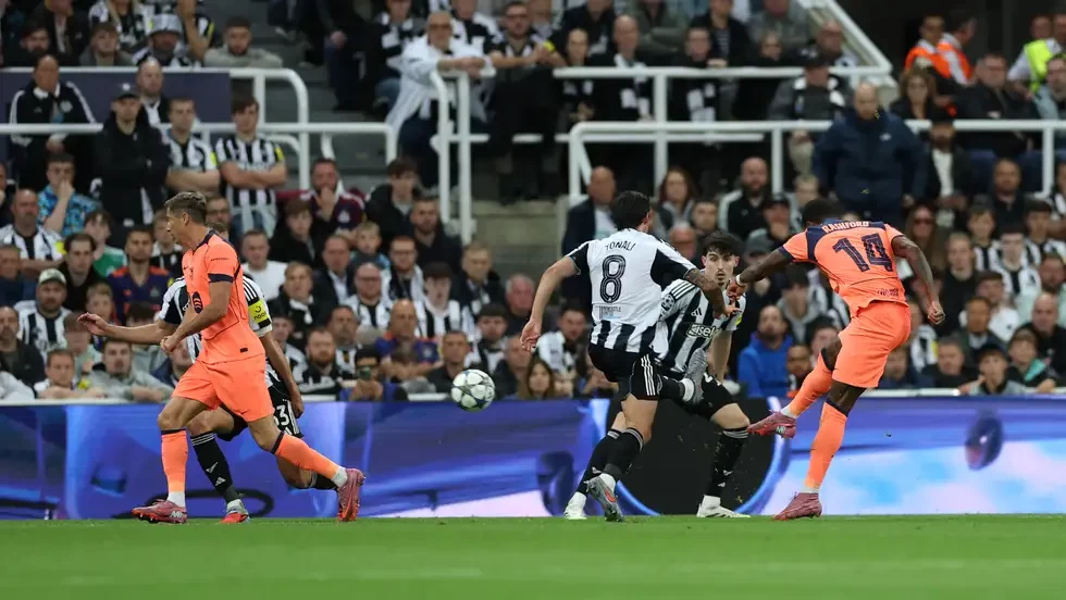 نيوكاسل يخسر معركة النفس الطويل أمام برشلونة على يد راشفورد