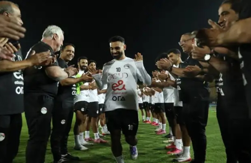 لماذا كرم صلاح بممر شرفي فور وصوله لمعسكر منتخب مصر؟