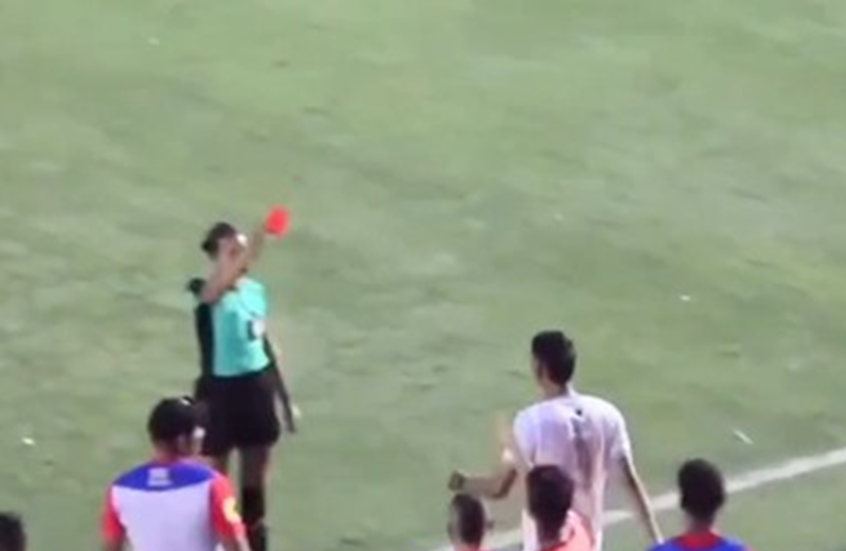 تصرف صادم للاعب بالدوري الكولومبي بعد إشهار الحكَمة بطاقة حمراء في وجهه (فيديو)