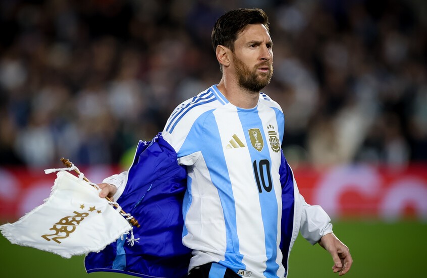 وسط الدموع.. الجماهير الأرجنتينية تترقب.. هل كانت مباراة فنزويلا وداعا لميسي؟