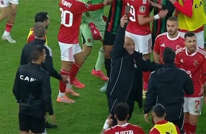 بالصور : اشتباكات بين لاعبي الأهلي المصري والجيش الملكي في دوري أبطال إفريقيا