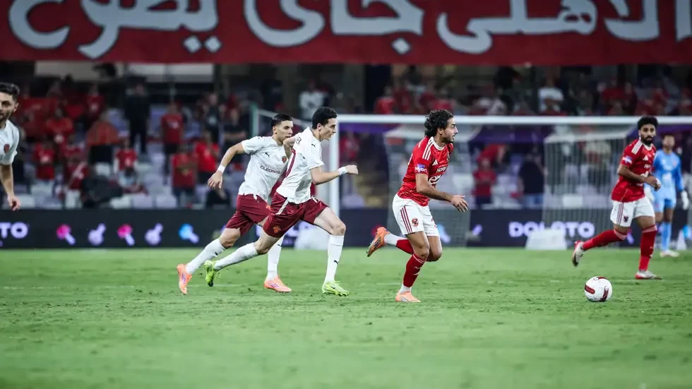 الأهلي يعبر مفاجآت سيراميكا كليوباترا إلى نهائي السوبر المصري