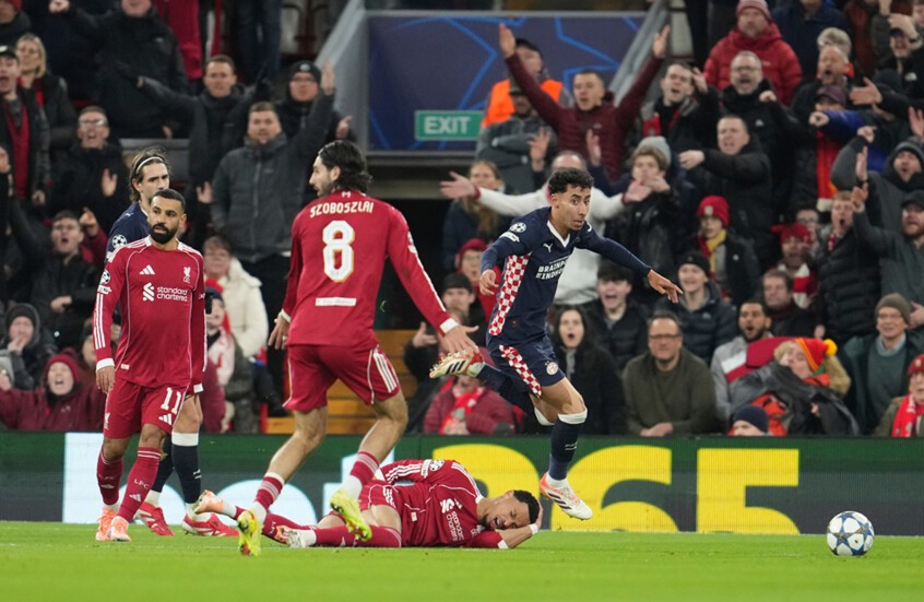 ليفربول يتلقى هزيمة "مهينة" في عقر داره بدوري الأبطال