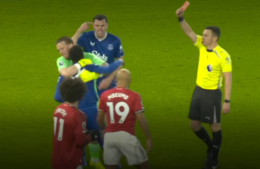 غرائب الدوري الإنجليزي.. طرد نجم إيفرتون بعد شجاره مع زميله خلال مواجهة مانشستر يونايتد