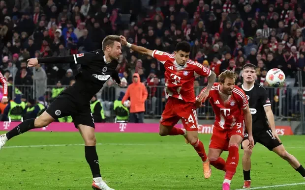 بالصور: بايرن ميونخ يعاقب سانت باولي بثلاثية مثيرة