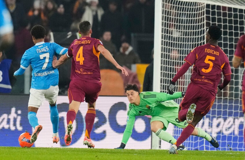 نابولي يسقط روما في عقر داره ويزاحم ميلان على صدارة "الكالتشيو"