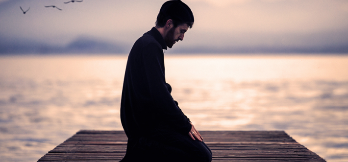 حكم الصلاة بالحذاء