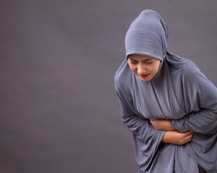 هل يجوز تناول المرأة أدوية لتأخير الدورة الشهرية في رمضان؟