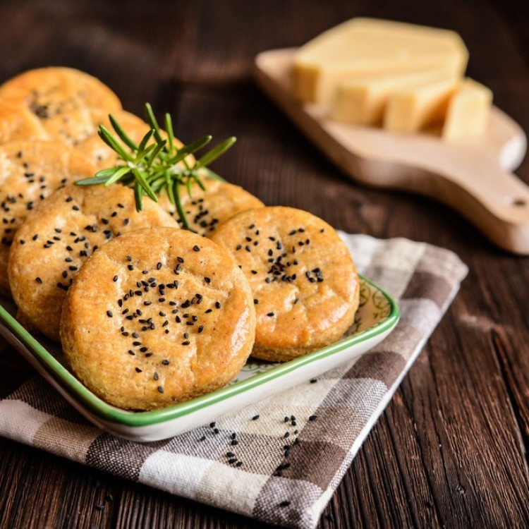 معجنات بالسمسم وحبة البركة