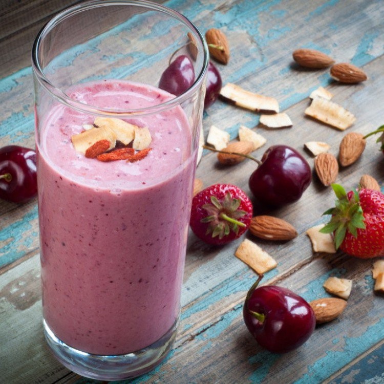 سموذي التوت بحليب اللوز