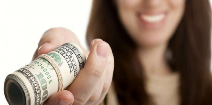 ما حكم إنفاق الزوجة من راتبها على البيت؟!