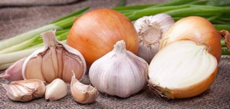 طريقة لإزالة روائح البصل والثوم عن يديك... ما علاقة معجون الأسنان؟