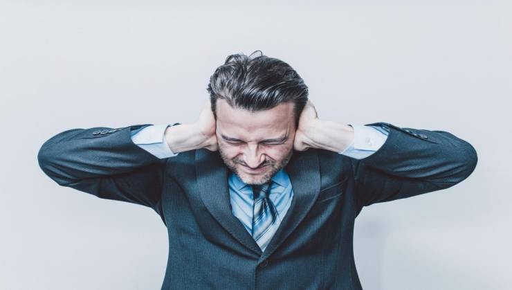 لماذا نُصاب بطنين الأذن؟