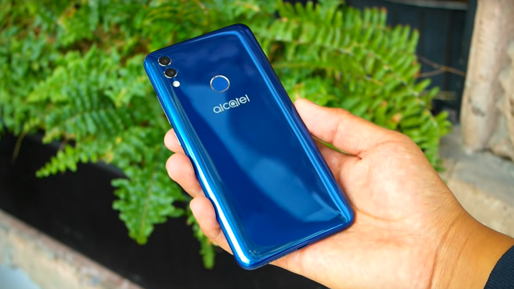 "Alcatel" تعود للأسواق بهاتف منافس