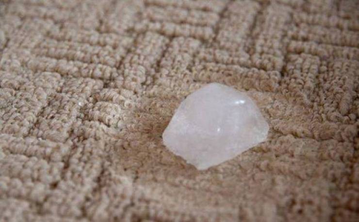 لهذا السبب المذهل ضع مكعبات الثلج على سجادتك!