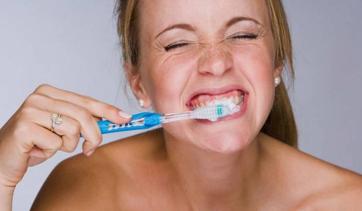 بعض العادات 'الصحية' تتحول إلى أخطاء يومية تدمر الأسنان!