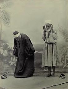 متى يكون الوقوف يسار الإمام أفضل من الوقوف عن يمينه؟