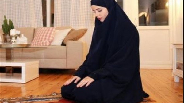 هل يجب ستر قدمي المرأة في الصلاة؟