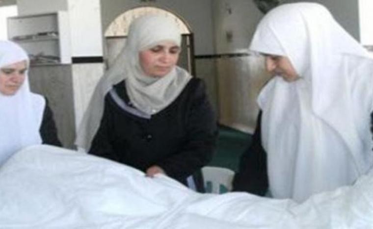 ما حكم الشرع في حضور الحائض غسلَ المتوفي؟