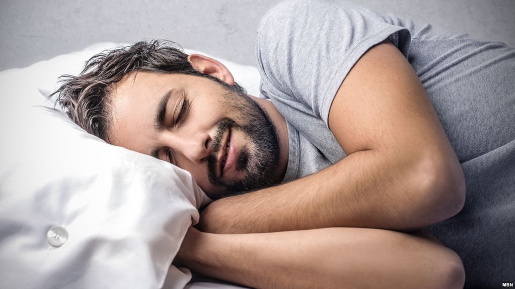 دراسة : رسائل الجسم 8 أسباب توقظك من نومك العميق في الليل