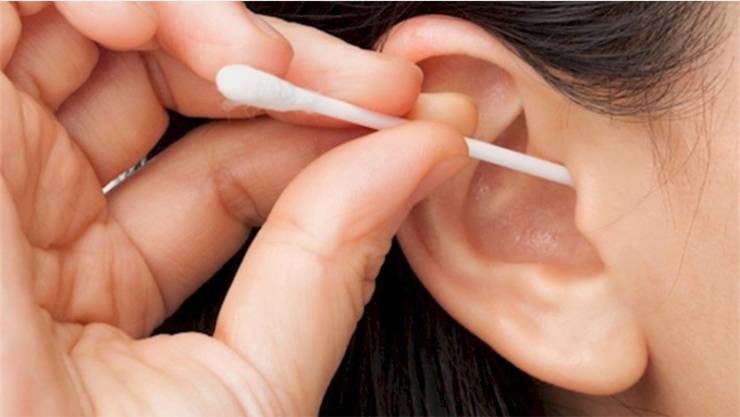 هل يجوز إزالة شمع الأذن بواسطة الأعواد القطنية؟
