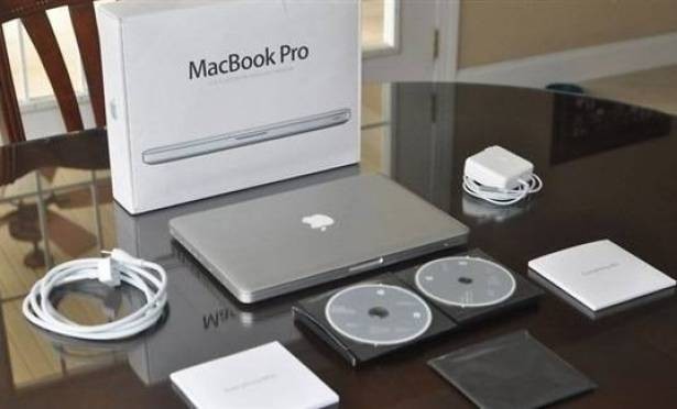 "أبل" تستبدل بطاريات أجهزة ماك بوك برو مجاناً