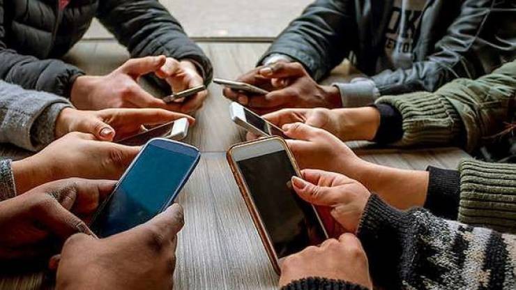 هل حقاً يصيبك الاستخدام المفرط للموبايل بالعزلة؟