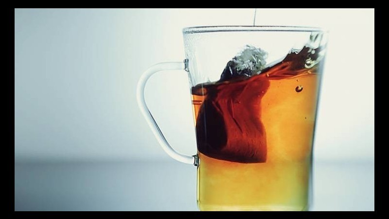 تحذير : هل تتركون كيس الشاي في الكوب أثناء شربه؟ 