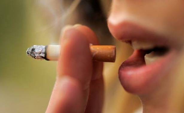 تحذير للمدخنين.. الشاي الساخن يصيبكم بسرطان المريء