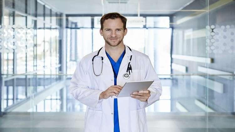 ما علاقة الأطباء الرجال بارتفاع خطر وفاة النساء؟