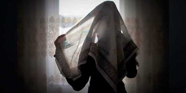 ما حكم سفر المرأة للضرورة قبل انتهاء عدتها ؟