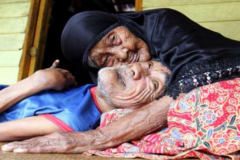 أروع حكاية "ماليه دياه" أعظم أم على ظهر الأرض! "63 سنة لم تكل من عناية ابنها المعاق"