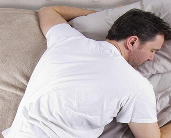 لماذا نهانا النبي عن النوم على البطن؟